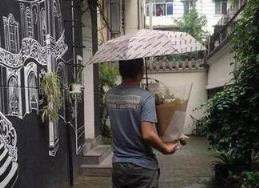 男子出租自己,包括向姑娘问好陪男人泡澡