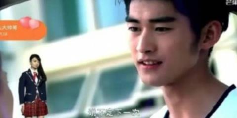 郑爽与张翰同框，台上二人十指紧扣