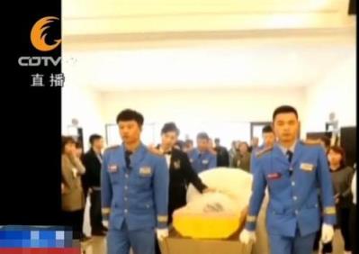 男子在殡仪馆办完婚礼办葬礼是怎么回事?
