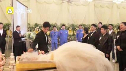 男子在殡仪馆办完婚礼办葬礼是怎么回事？