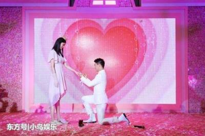 何猷君被曝求婚,九万九千九十九朵玫瑰做现场布置