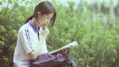致青春原来你还在这里,是错过一段浪漫美好的爱情!