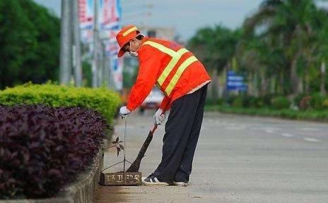 这样的人让我敬佩，清洁工是大自然的美容师！