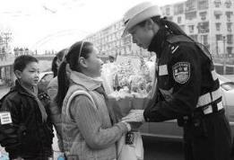女孩为母亲向交警道歉，妈妈逆行心里过不去