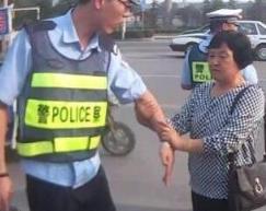 女孩为母亲向交警道歉，妈妈逆行心里过不去