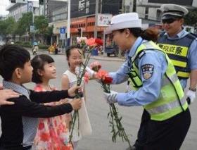 女孩为母亲向交警道歉,妈妈逆行心里过不去