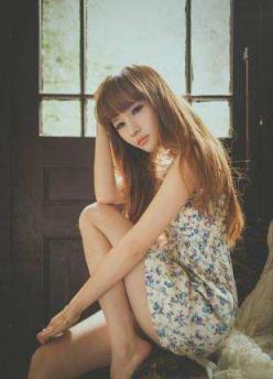 年轻的小蛦子，她使劲地诱惑我！