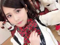 可怜的校花性奴陈若雪，我用膝盖摩擦她的浑圆屁股！