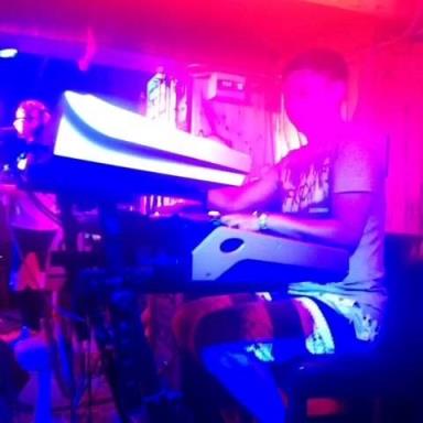 我再也不愿见你在深夜里买醉，也不愿别的男人见识你的妩媚！