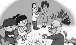 孙女扫墓沉迷手机，爷爷拐杖怒揍儿子