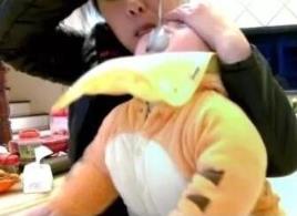 保姆掌掴1岁幼儿，监控还原事件过程