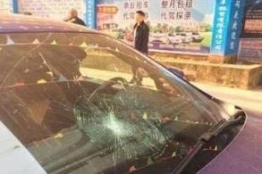 母亲怒砸玛莎拉蒂,又是一个原配与小三的故事