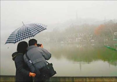 雨中的恋人们,雨中漫步有诗意!