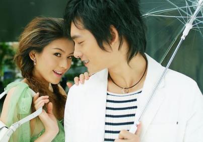 雨中的恋人们,雨中漫步有诗意!