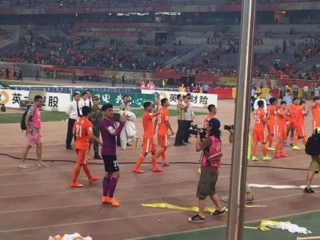 不再让你孤单，路再远我们一起走！