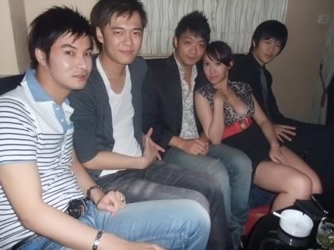 灯红酒绿，老公常去KTV我该怎么办？