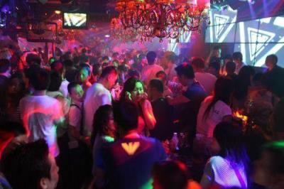 美女在酒吧，名牌大学生在酒吧里受骗受辱！