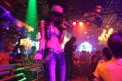 美女在酒吧，名牌大学生在酒吧里受骗受辱！