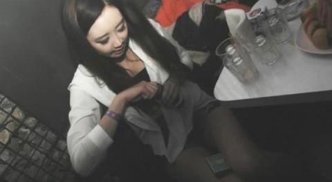 美女在酒吧，名牌大学生在酒吧里受骗受辱！