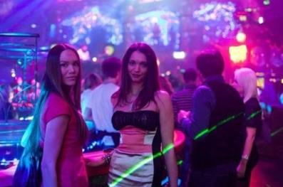美女在酒吧，名牌大学生在酒吧里受骗受辱！