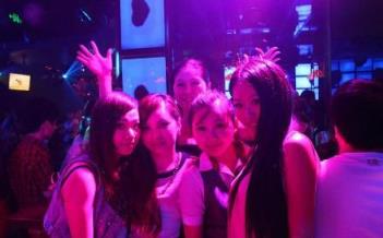 美女在酒吧，名牌大学生在酒吧里受骗受辱！