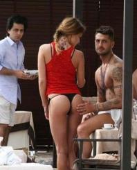 美女脱胸罩，他们一把便扯下了我的胸罩！