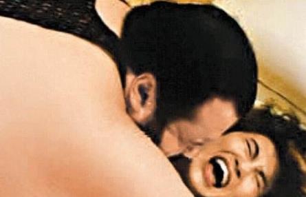 操干妈,老公和他的干妈睡到了一张床上!
