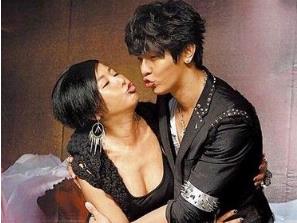 操干妈，老公和他的干妈睡到了一张床上！