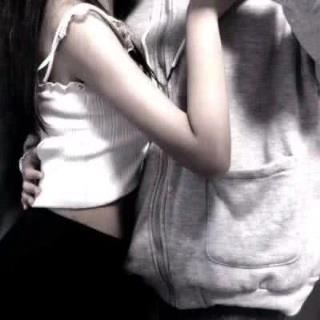 为什么男生接吻时候手不老实，表达自己爱她的一种正常方式！