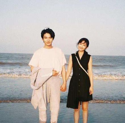 不可预料的恋人，自我评价都高于他人对他的评价！