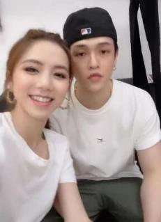 邓紫棋生日秀恩爱，晒出自己和男友的视频同框画面