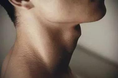 摸男生喉结意味着什么?亲男生喉结有啥反应