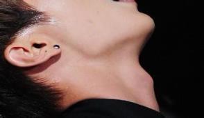 摸男生喉结意味着什么？亲男生喉结有啥反应