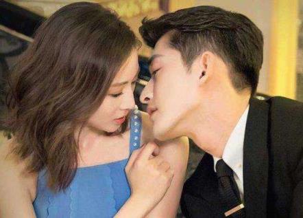 男生接吻时手为什么会乱动,蹭一点是一点!