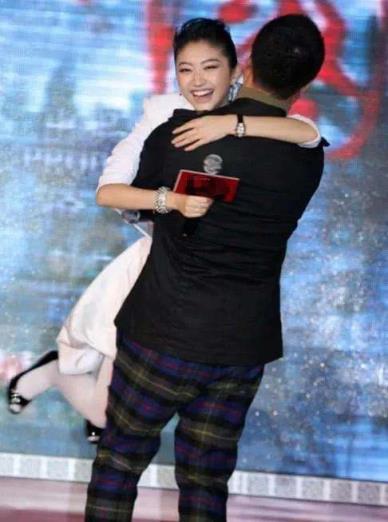 我可以抱你吗，不是恋人不能抱！