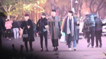 宋祖儿恋情疑曝光，同一名陌生的男子举止非常亲密的在北京逛街