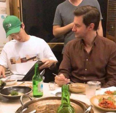 宋仲基离婚后近照,与女生合照面带微笑!