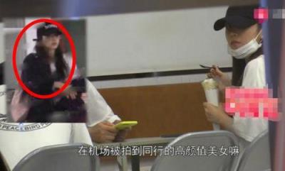 黄子韬恋情疑曝光，和女子共吃一份甜品