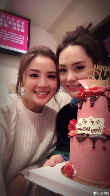 阿娇被求婚晒钻戒,网友表示祝福
