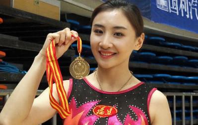 何雯娜官宣新恋情，微博晒戴情侣手表