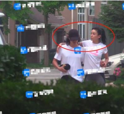 张蓝心恋情曝光,两人一起在小区遛狗