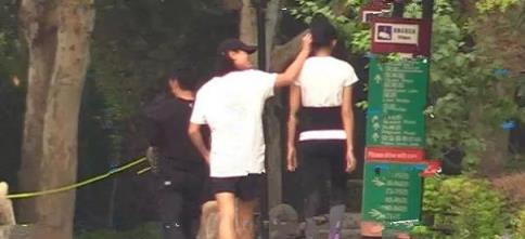 张蓝心恋情曝光，两人一起在小区遛狗