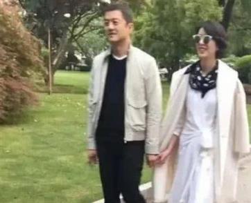 李亚鹏女友晒照，气场十足