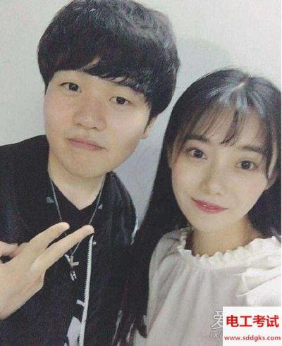 Rookie公布恋情,女友正是英雄联盟官方主持人小钰