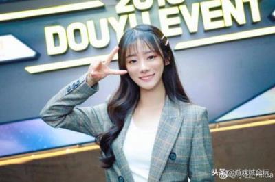 Rookie公布恋情，女友正是英雄联盟官方主持人小钰