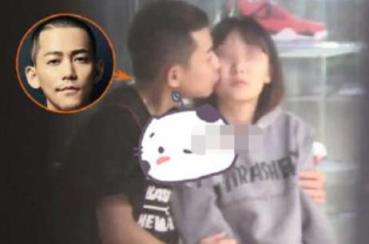 苏醒恋情疑曝光，与女友在球场上亲密互动不断