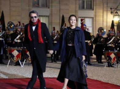 巩俐戴钻戒疑再婚，法国宴会两个人十分恩爱的牵着手