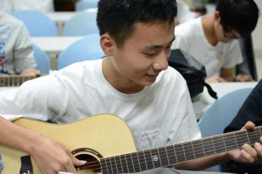 是你让我看见干枯沙漠开出花一朵，让我每天想要为你写一首情歌！