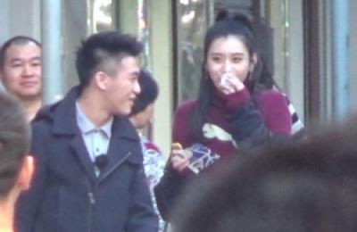 网友偶遇何猷君奚梦瑶，两人互动看起来十分和谐有爱