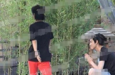 杨紫探班秦俊杰，热恋情侣难舍难分